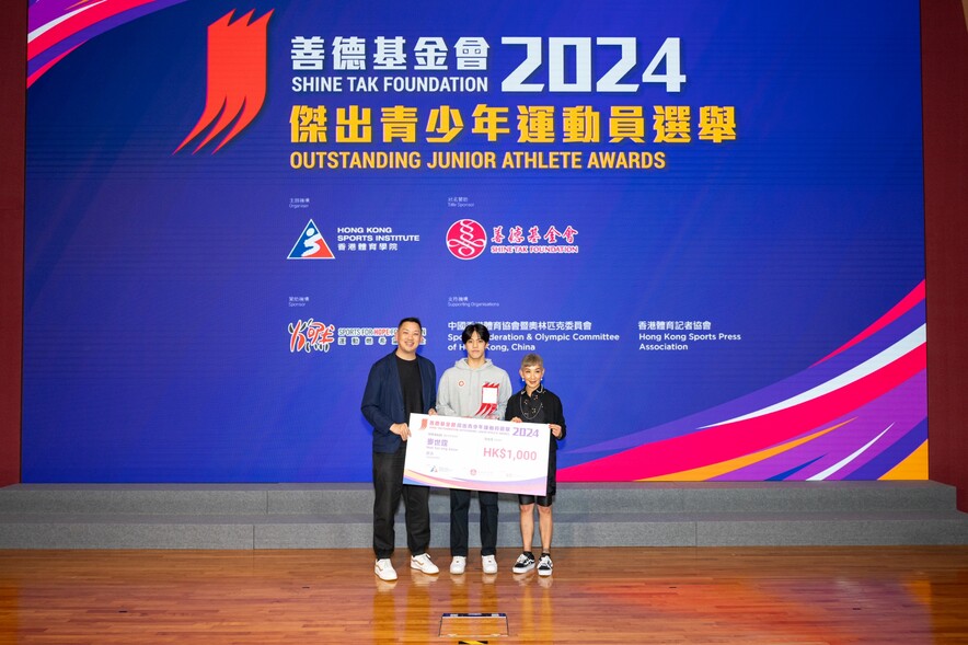 <p>Ms Marie-Christine Lee, Founder of the Sports for Hope Foundation (right) and Mr Ying On-bong, Chairman of the Hong Kong Sports Press Association (left), presented the Certificate of Merit to swimmer Mak Sai-ting (middle).</p>
